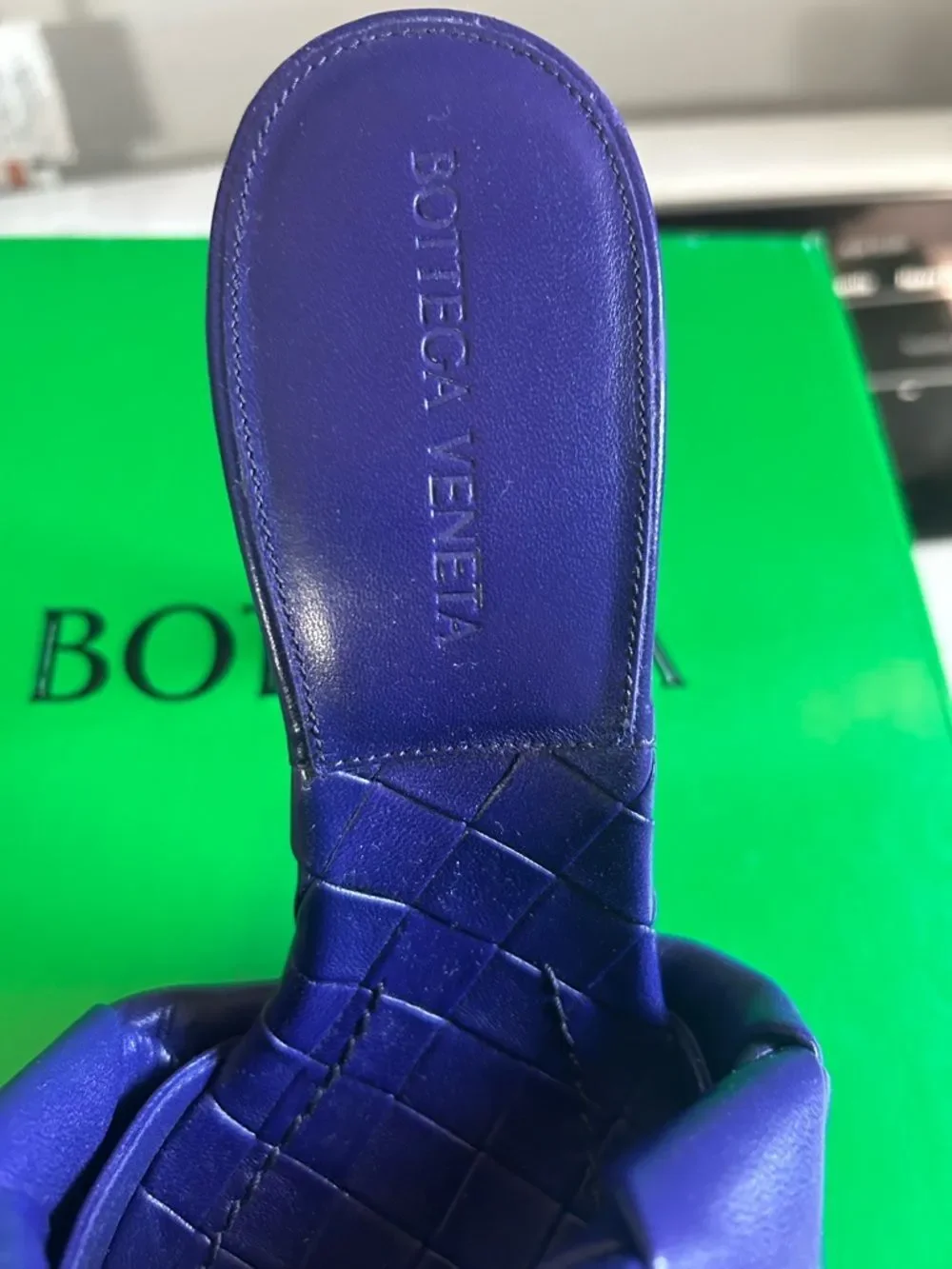 Bottega Veneta questions leave